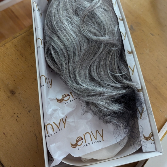 Charlotte wig by Envy in medium gray - Picture 4 of 5